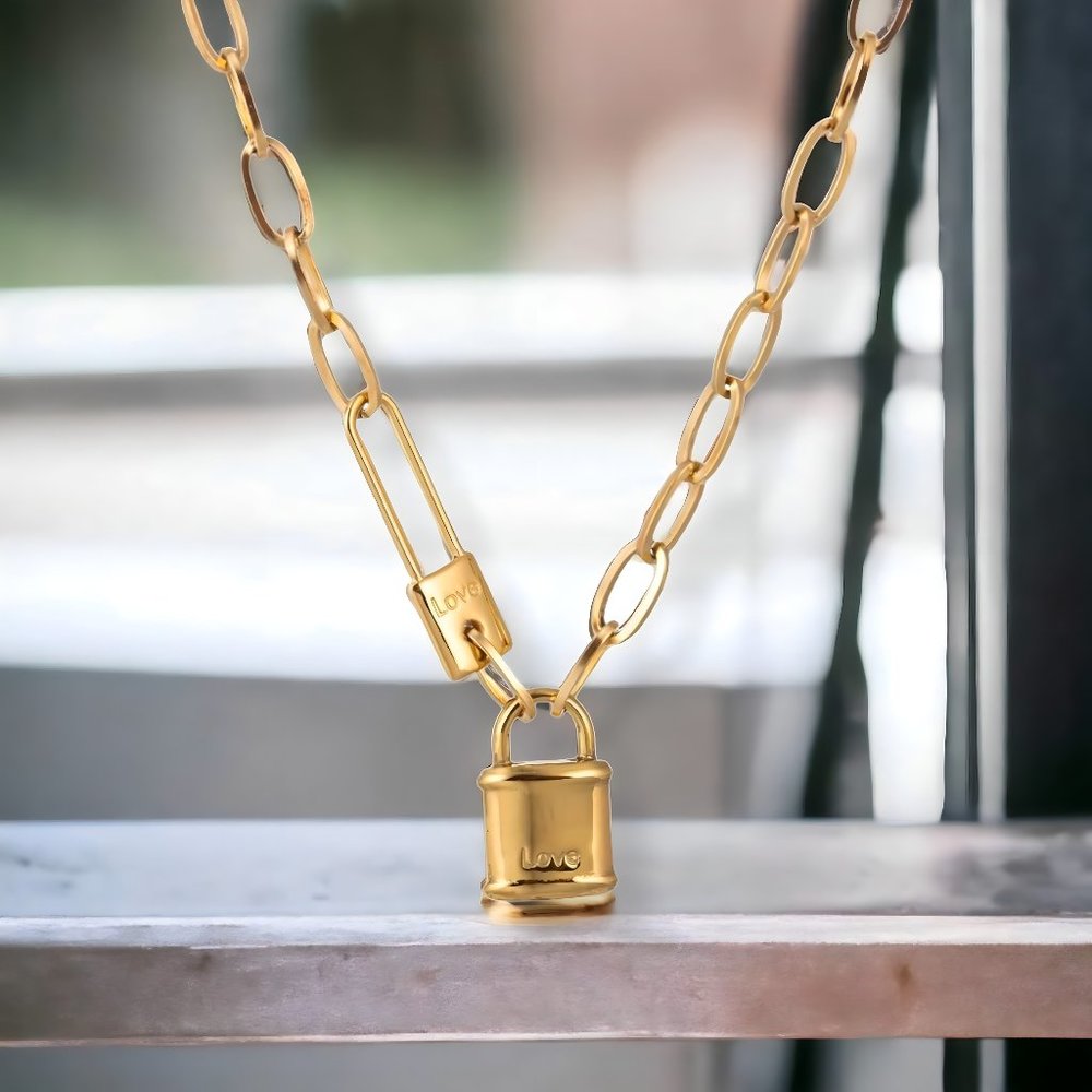 ๐๏ธ 18K Gold Plated Stainless Steel Necklace With Lock ๐ Pendant - Picture 3 of 5